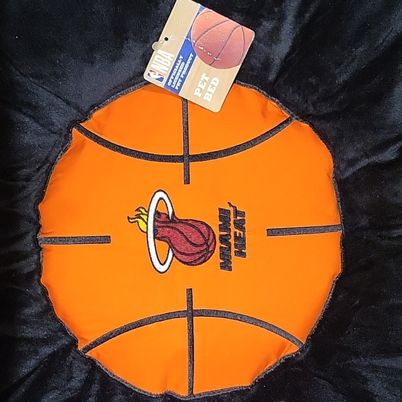 NWT: NBA Officially Licensed Miami Heat Pillow Pet Bed - Picture 2 of 10